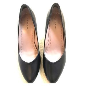 TAHARI FLYNN PUMP